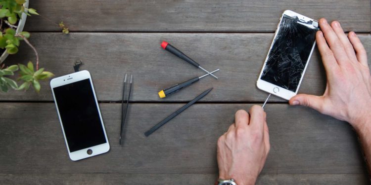 Repairing Vs. Replacing Smartphones